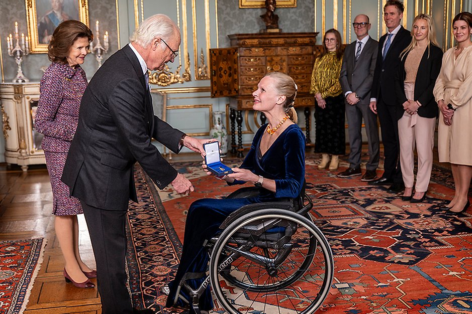 Bordtennisspelaren Anna-Carin Ahlquist tar emot sin medalj ur Kungens hand vid ceremonin på Kungl. Slottet. Foto: Jonas Borg